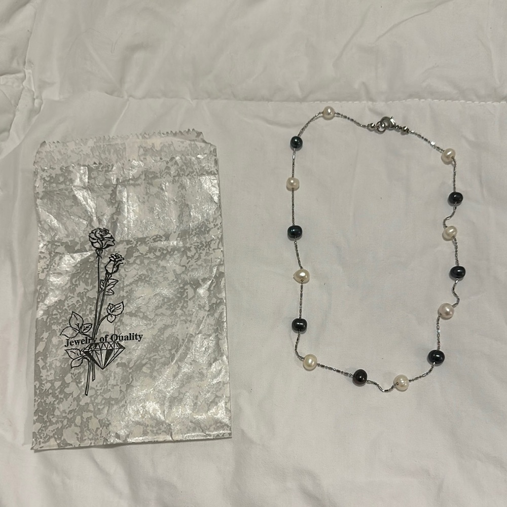 Elegant Black and White Pearl Necklace